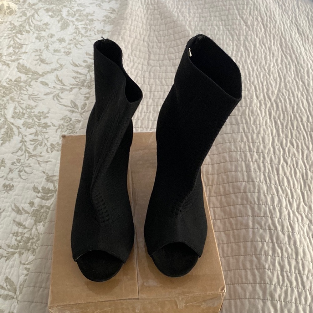 Peep toe heel